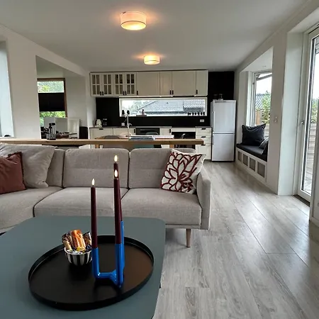 Moderne Hus Taet Pa Fjorden *