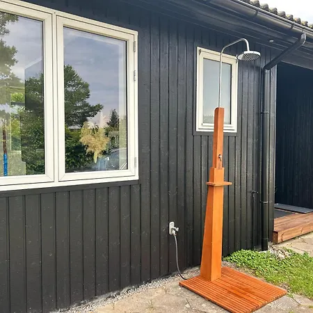Moderne Hus Taet Pa Fjorden *