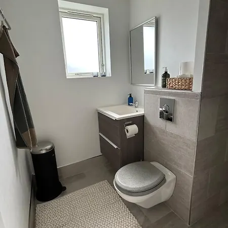 Moderne Hus Taet Pa Fjorden *