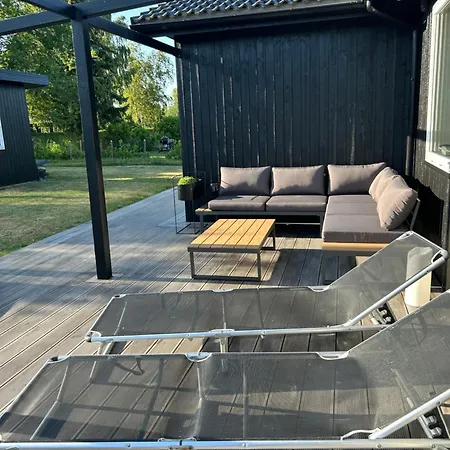 Moderne Hus Taet Pa Fjorden