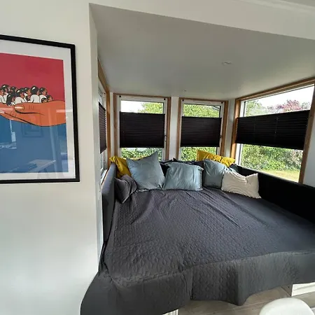 Moderne Hus Taet Pa Fjorden *