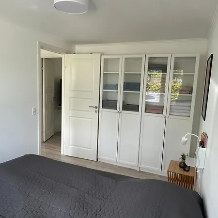 Moderne Hus Taet Pa Fjorden